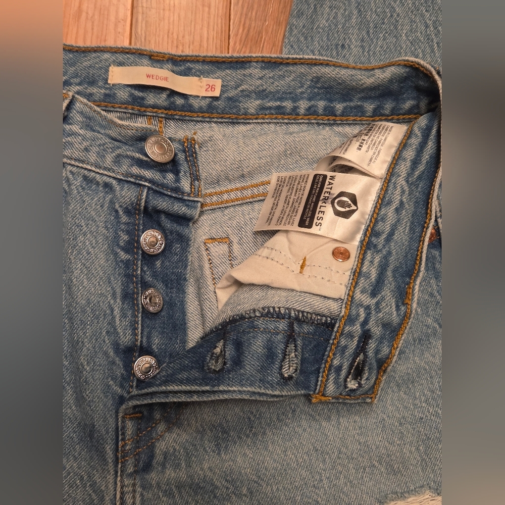 Levi's Wedgie Size 26 Button Up Blue Denim Jeans Distressed Knees - Picture 4 of 13